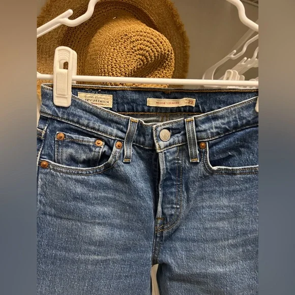 Levi’s Premium Wedgie Straight Leg Jeans - Picture 4 of 10